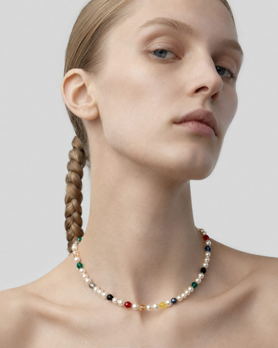 naszyjnik typu choker z pereł i kryształów